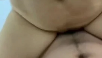和44岁丰满良家熟女偷情，上外骑乘骚逼来感觉了，摩擦的速度加快了太骚