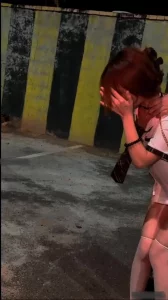 牵上小母狗去郊区马路上给兄弟调教 脖子上带着狗链让兄弟牵着操