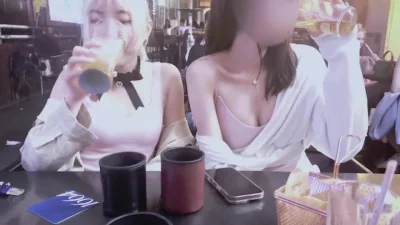 俩少妇路边摊喝酒！对着闺蜜大奶疯狂揉捏这是出来钓鱼的吧胆子真大