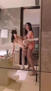 肉丝伪娘张思妮大鸡巴操白丝情趣装骚货白丝女闺蜜，伪百合看着还挺有意思